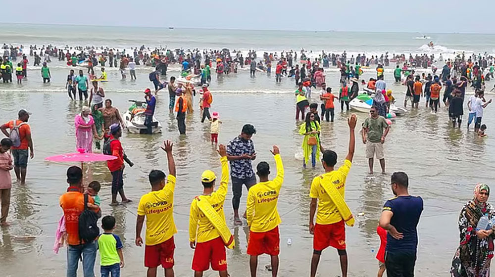 কক্সবাজার সৈকতে লাইফগার্ড সেবা থাকছে আরও তিন মাস