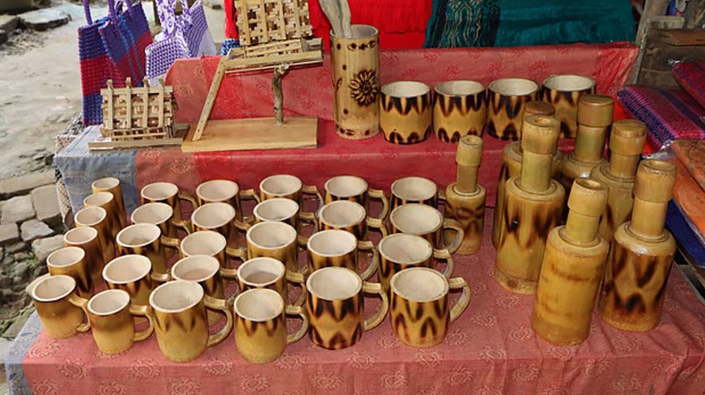 সম্ভাবনা থাকলেও পিছিয়ে বাঁশের কারুশিল্প