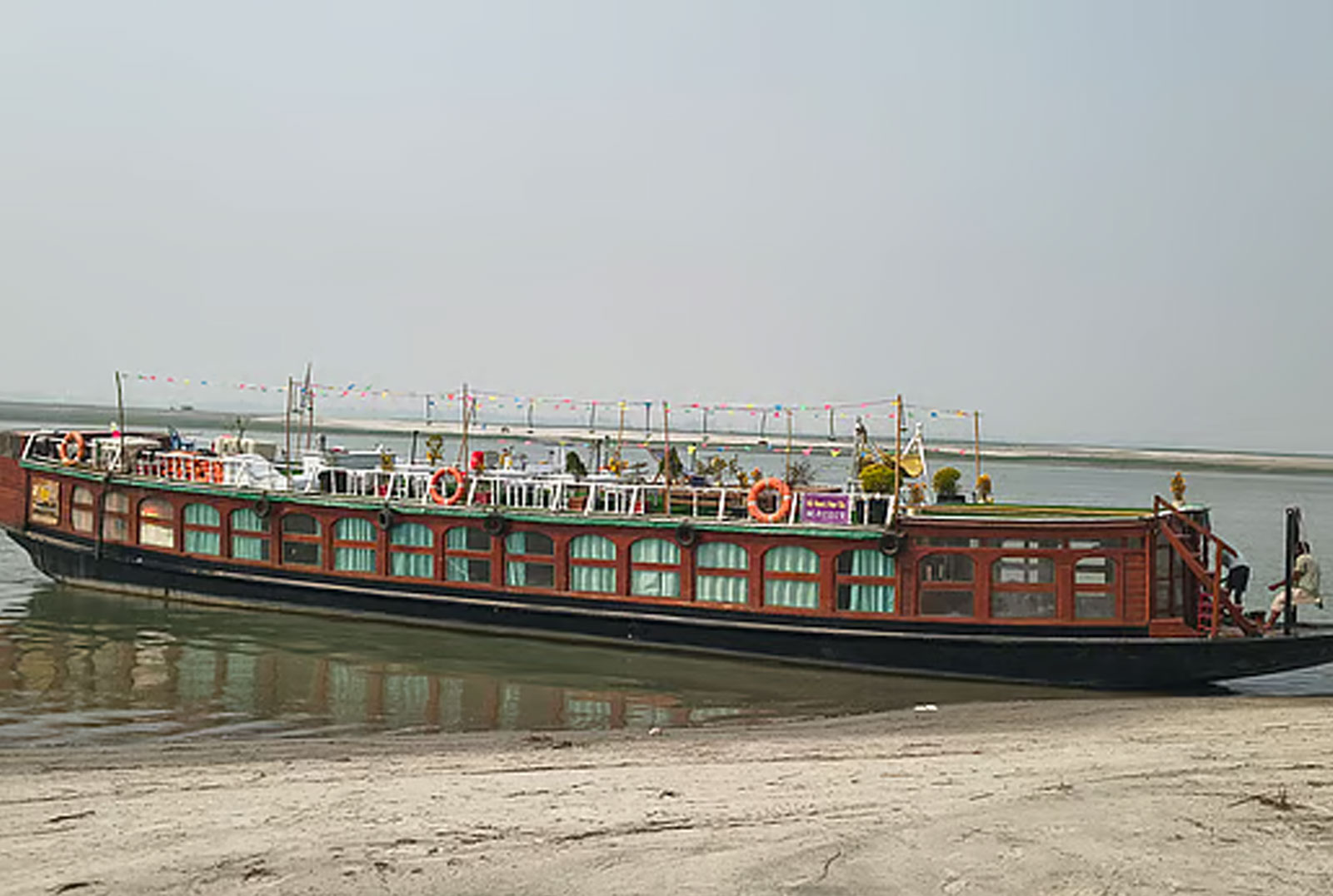 ব্রহ্মপুত্রে প্রমোদতরি মাস্তুলে উত্তরাঞ্চলে নদী পর্যটনের সূচনা