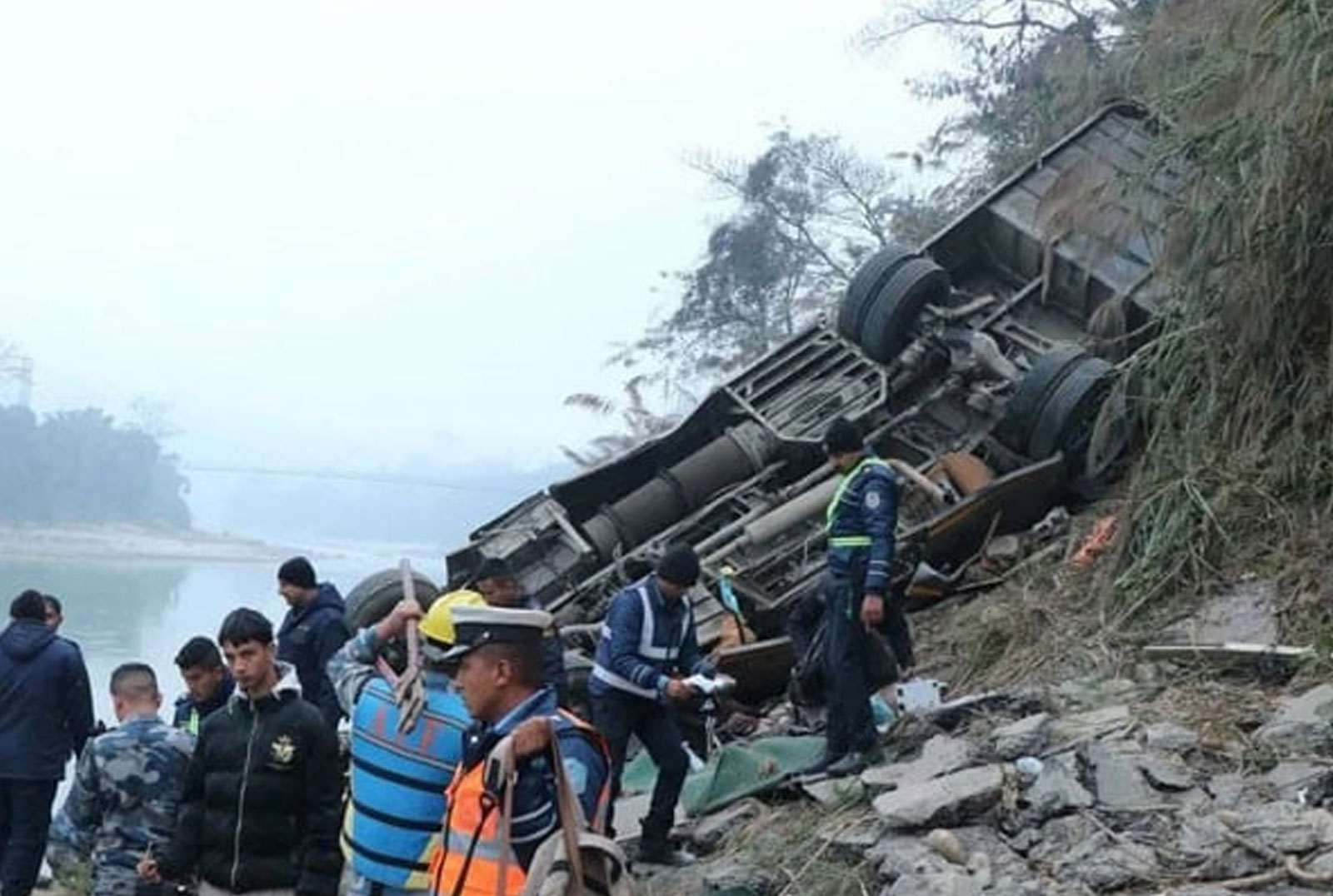 নেপালে পাহাড়ি সড়কে বাস খাদে পড়ে পর্যটকসহ নিহত ১৯