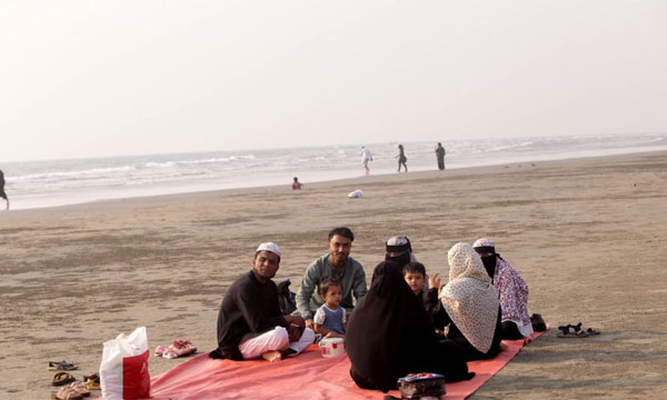 কোলাহলহীন সমুদ্রতীরে ইফতার করছেন দর্শনার্থীরা