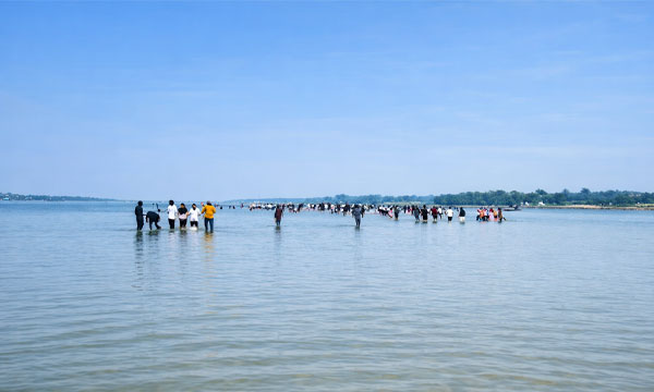 গোপালগঞ্জে মাঠলা লেক ঘিরে দর্শনার্থীর ঢল