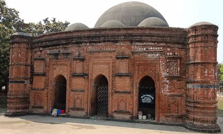 চাঁপাইনবাবগঞ্জে দাঁড়িয়ে ৫০০ বছরের মসজিদ