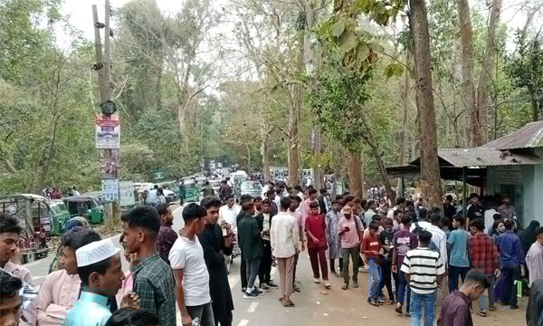 ঈদের দিনে লাউয়াছড়ায় পর্যটকের ঢল