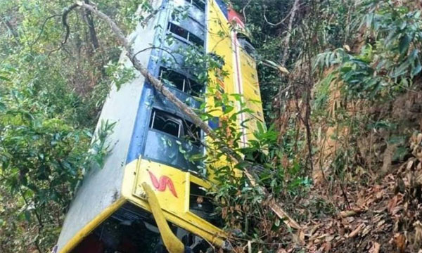 বান্দরবানে খাদে পড়ল পর্যটকবাহী বাস