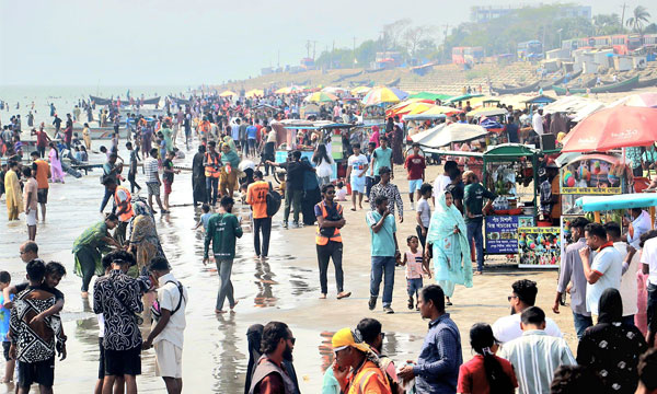 ঈদের চতুর্থ দিনেও কুয়াকাটায় জমজমাট পর্যটন
