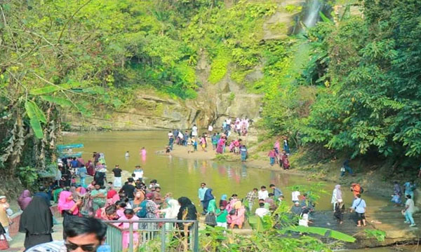 ঈদে মাধবকুণ্ডে পর্যটকের ঢল