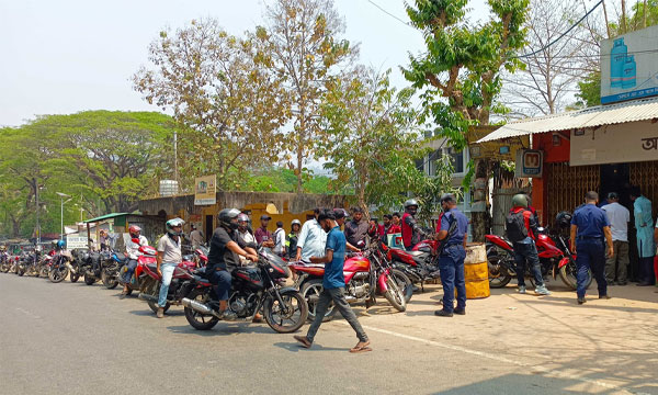 কাপ্তাইয়ে জ্বালানি সংকটে পর্যটকদের ভোগান্তি