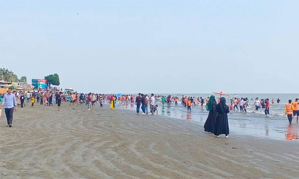 অনিয়মে পর্যটক হারানোর শঙ্কায় কুয়াকাটা