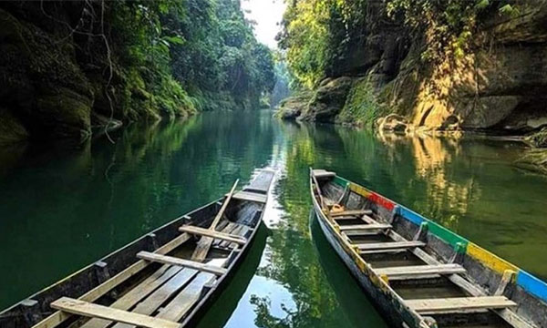 নাফাখুম যেতে দ্বিগুণ ভাড়া অভিযোগ পর্যটকদের