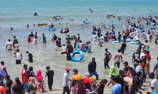 চৈত্রের গরমে স্বস্তির খোঁজে কক্সবাজারে পর্যটকের ভিড়
