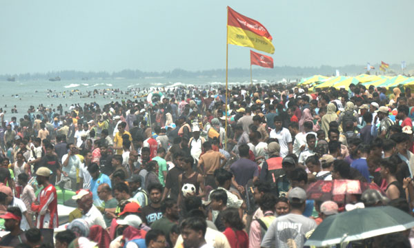 গরম উপেক্ষা করে কক্সবাজারে পর্যটকের ঢল