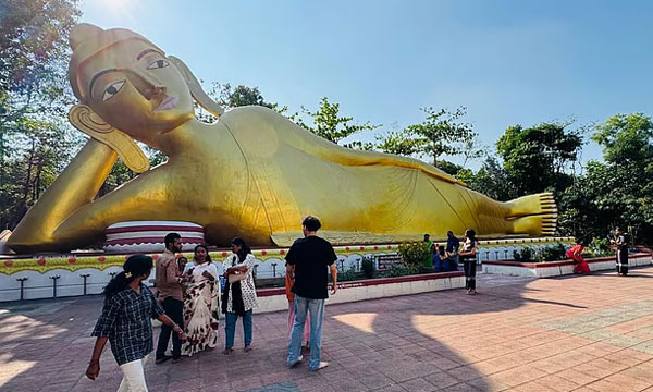 আগুনে পুড়ে যাওয়া বিহার এখন পর্যটকের ভিড়ে সরগরম