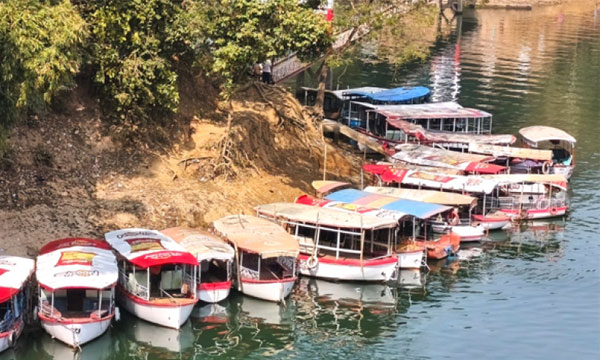 জ্বালানি সংকটে থমকে রাঙ্গামাটির পর্যটন বোট