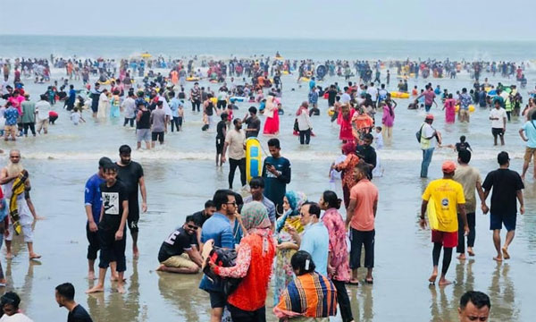 দাবদাহেও কক্সবাজারে পর্যটকের ঢল, নোনাজলে মিলছে স্বস্তি