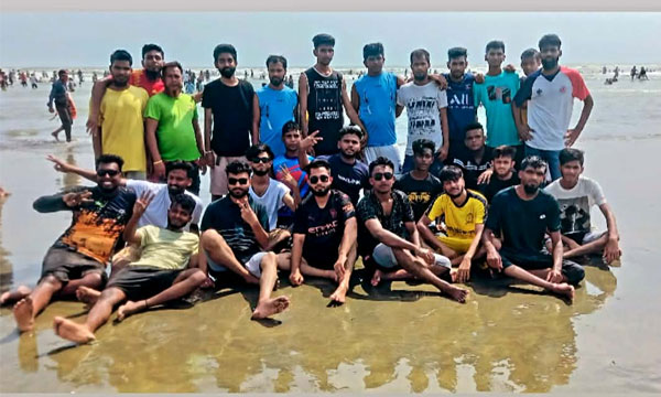 প্রতি বছর কক্সবাজারে মিলিত হন সিরাজগঞ্জের একদল ভ্রমণপিপাসু