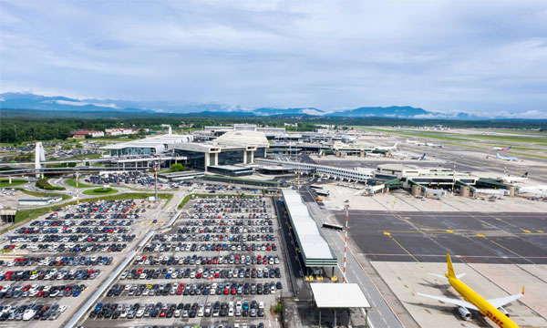 বিমানবন্দরে পার্কিং খরচ আকাশছোঁয়া, বাঁচবেন কীভাবে?