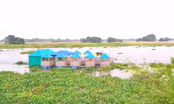 খেতে খেতেই নদীর স্রোতে ভেসে গেল ভাসমান রিসোর্ট, রাতভর চেষ্টায় উদ্ধার