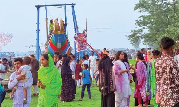 ঈদের ছুটিতে মেঘনা পাড়ে উপচেপড়া ভিড়