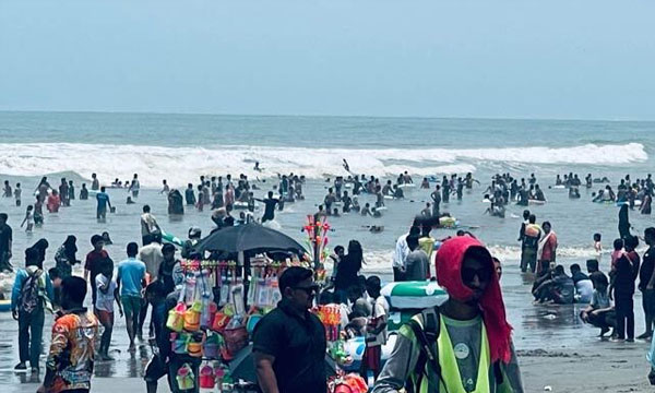 ঈদের ছুটিতে কক্সবাজার সৈকতে পর্যটকদের ঢল