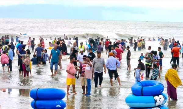 ঈদের ছুটিতে পর্যটকের ঢলে মুখর কক্সবাজার