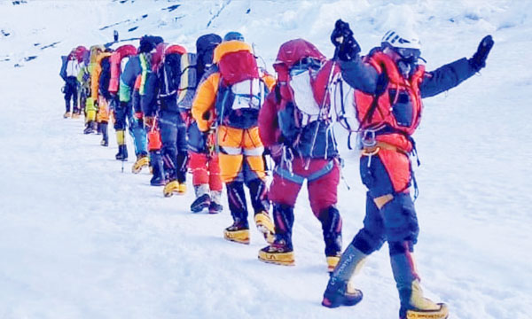 এভারেস্টে তিন নতুন রেকর্ড, নেপালের আয় ছাড়াল এক বিলিয়ন রুপি