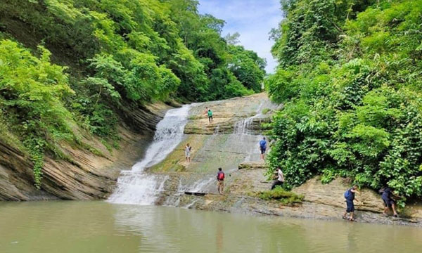 প্রকৃতিপ্রেমীদের ভিড়ে জমজমাট রূপসী ঝরনা