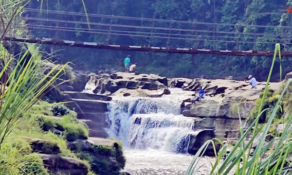 পর্যটকদের বর্জ্যে বিপন্ন নাফাখুম জলপ্রপাত