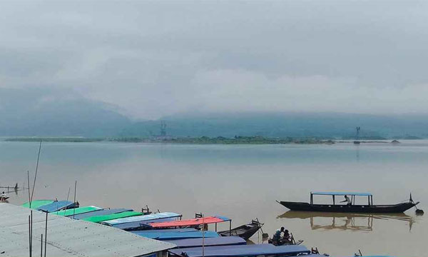 সাদাপাথর আবারও উন্মুক্ত, পর্যটকদের ভিড়ে মুখর ভোলাগঞ্জ