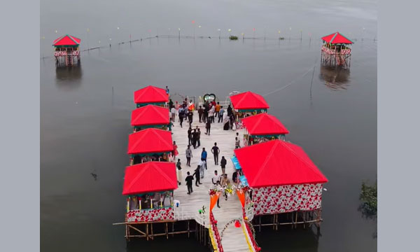 সুনামগঞ্জে পানির ওপর ভাসমান পার্কে বাড়ছে দর্শনার্থী