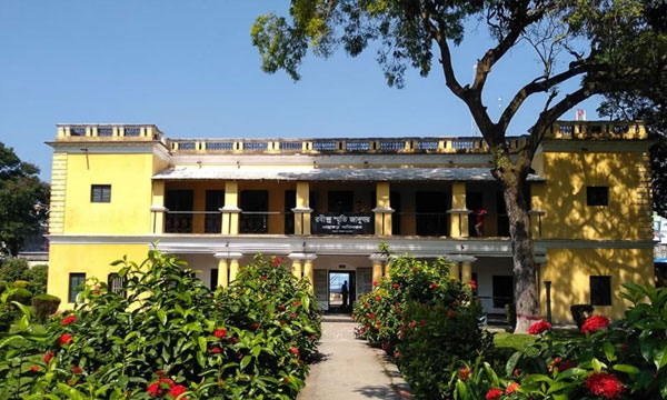 ঘুরে আসুন রবীন্দ্রনাথের স্মৃতিধন্য শাহজাদপুরের কাচারিবাড়ি