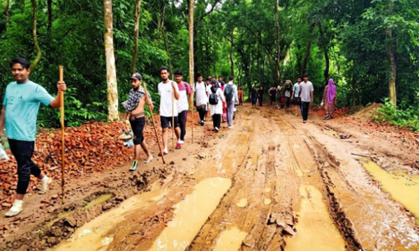 সীতাকুণ্ড ইকোপার্কে সংস্কারের দুর্ভোগ, কাদা-পানিতে নাকাল পর্যটক
