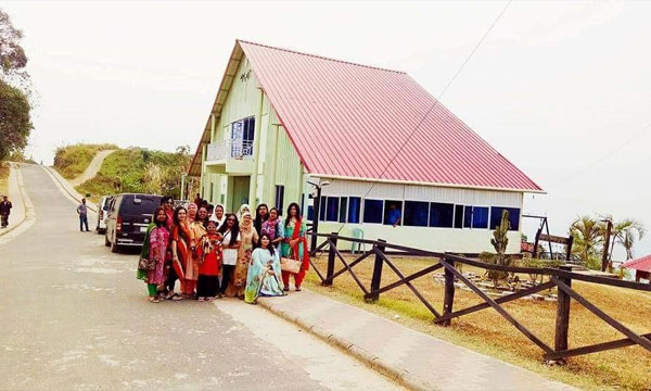 নারীরা গ্রুপ ট্যুরে গেলে যে বিষয়গুলো খেয়াল রাখবেন