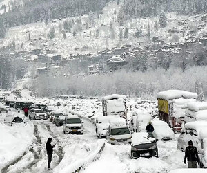 ভারী তুষারপাতে বিপর্যস্ত ভারতের হিমাচল, বন্ধ ৮৩৫ রাস্তা