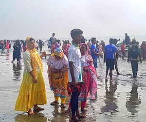 শীতের শেষ লগ্নে পর্যটকের ঢল কুয়াকাটায়