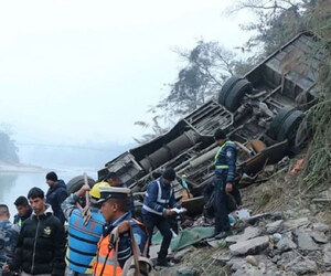 নেপালে পাহাড়ি সড়কে বাস খাদে পড়ে পর্যটকসহ নিহত ১৯