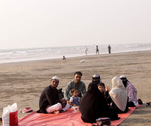 কোলাহলহীন সমুদ্রতীরে ইফতার করছেন দর্শনার্থীরা