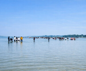 গোপালগঞ্জে মাঠলা লেক ঘিরে দর্শনার্থীর ঢল