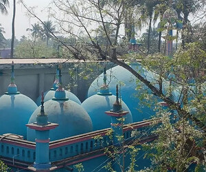 আনন্দবাসে দেড়শ বছরের ঐতিহ্যের ১০ গম্বুজ মসজিদ