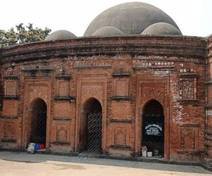 চাঁপাইনবাবগঞ্জে দাঁড়িয়ে ৫০০ বছরের মসজিদ