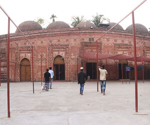 প্রত্যন্ত গ্রামে ৬০০ বছরের পুরোনো মসজিদ