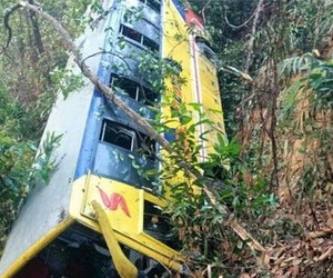 বান্দরবানে খাদে পড়ল পর্যটকবাহী বাস