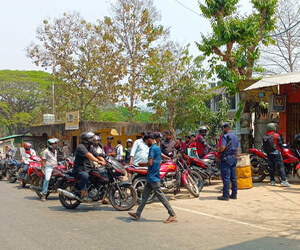 কাপ্তাইয়ে জ্বালানি সংকটে পর্যটকদের ভোগান্তি
