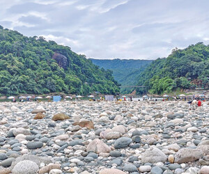 কম ভিড়ে উপভোগ করুন জাফলংয়ের সৌন্দর্য