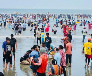 দাবদাহেও কক্সবাজারে পর্যটকের ঢল, নোনাজলে মিলছে স্বস্তি