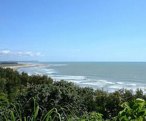 কক্সবাজারে তাপদাহে হিমছড়ি এখন স্বস্তির ঠিকানা
