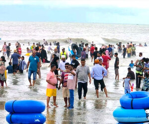 ঈদের ছুটিতে পর্যটকের ঢলে মুখর কক্সবাজার