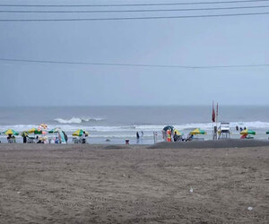উত্তাল সমুদ্রের টানে কক্সবাজারে দর্শনার্থীদের ভিড়