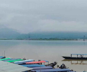 সাদাপাথর আবারও উন্মুক্ত, পর্যটকদের ভিড়ে মুখর ভোলাগঞ্জ