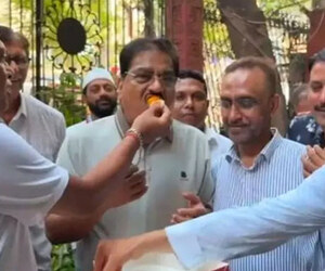 বাংলাদেশিদের জন্য পর্যটন ভিসা চালু হওয়ায় কলকাতায় ব্যবসায়ীদের মিষ্টিমুখ